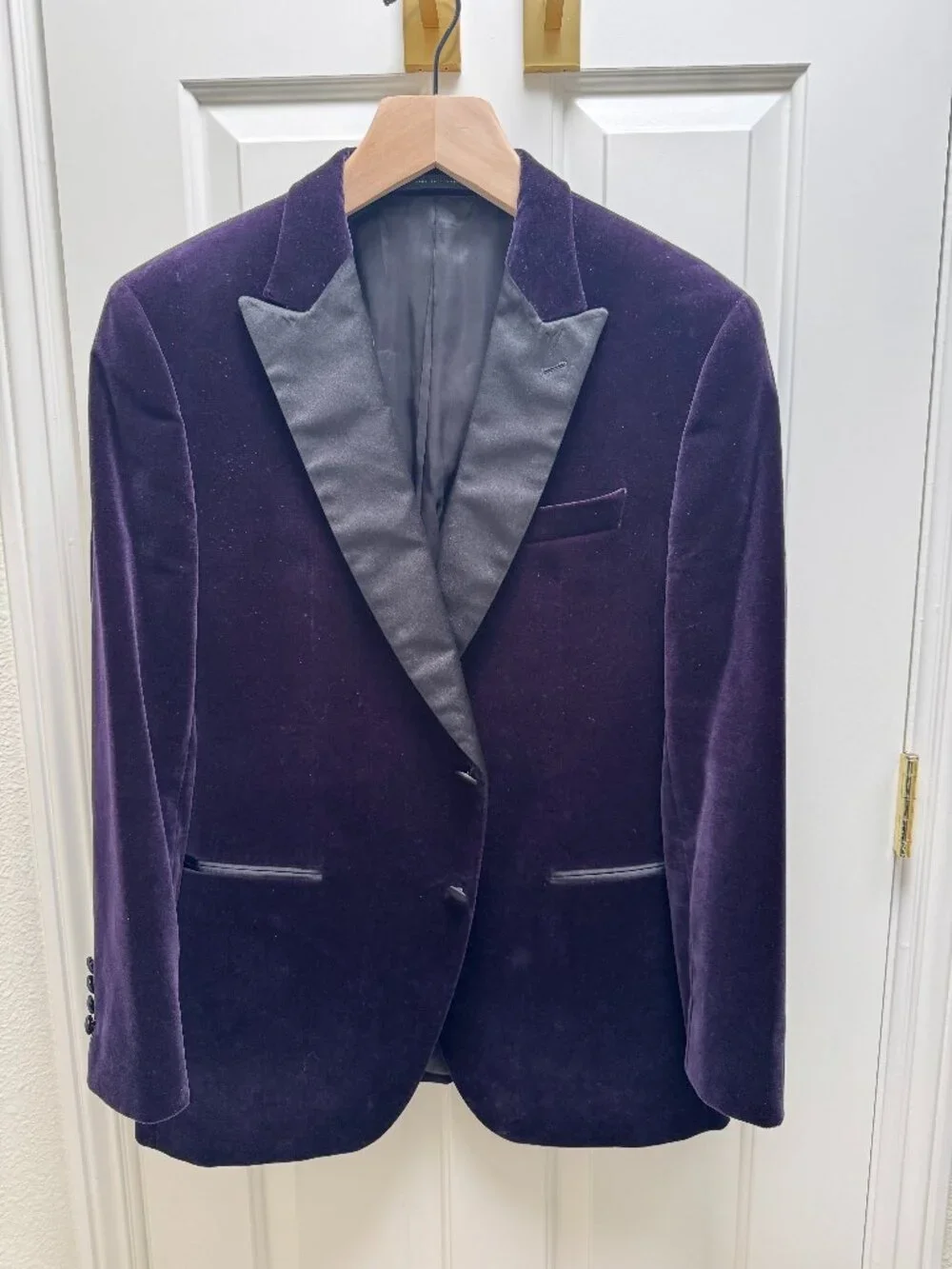 Beautiful Dark Purple Peak Lapel BOSS Dinner Jacket!